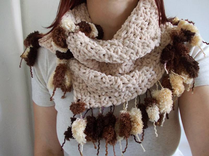 Hand Gestrickter Beige Kaputzen Schal Mit Passenden Ohrringen Boho Pom Franse von AccessoriesLilit