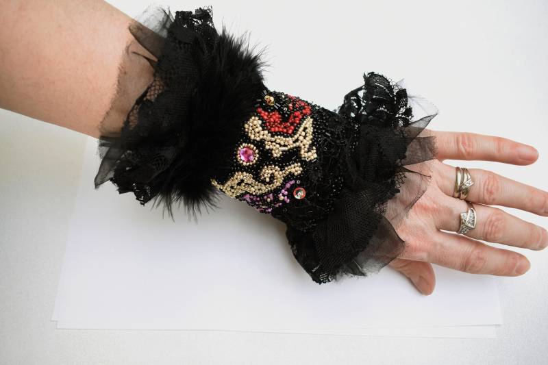 Hand Perlen Samt Armreif Boho Gothic Spitzen Armband von AccessoriesLilit