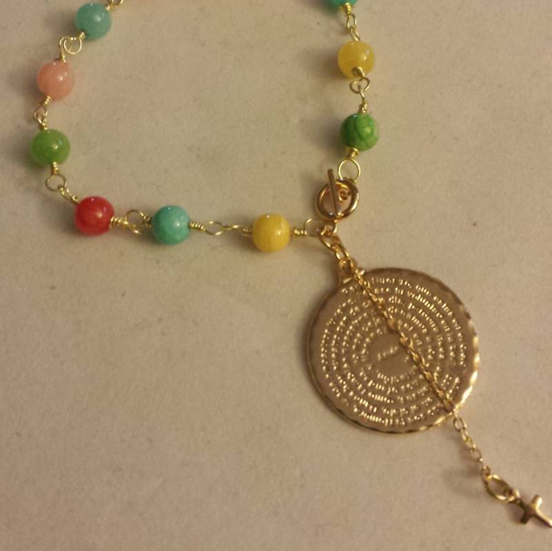 Mehrfarbigen Padre Nuestro Und Kreuz Zierlich Wrapped Perlen Armband, Zierliche Nuestro, Brazalete Y Colgante Cruz, Minimalist von AccessoriesSimply