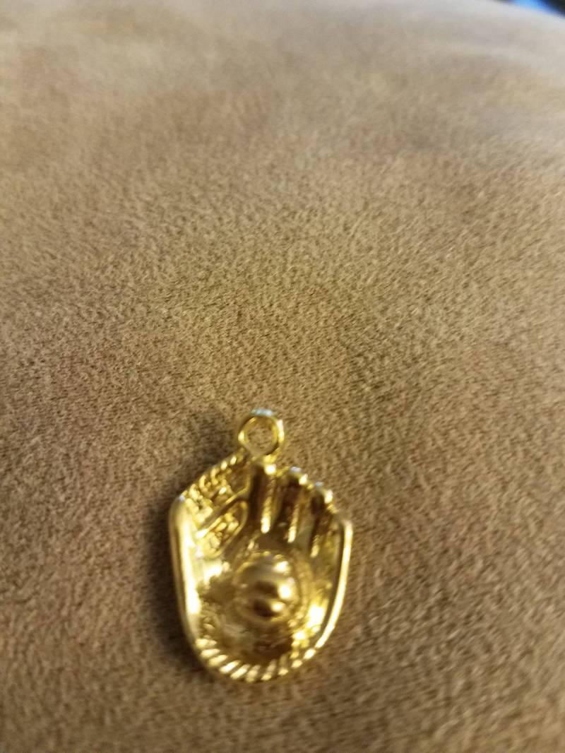 Vergoldete Baseball Handschuh Anhänger von AccessoriesSimply