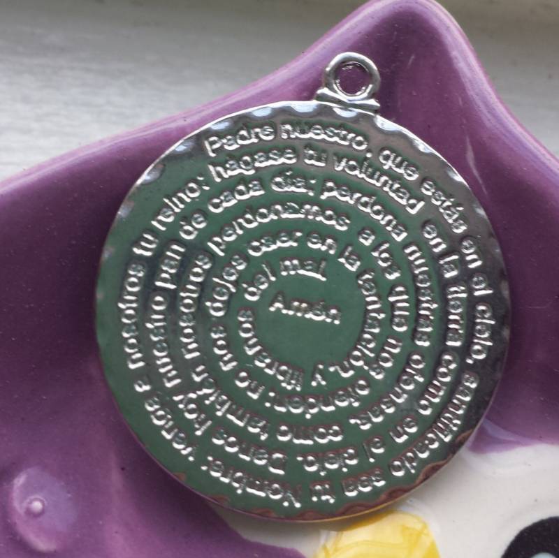 Versilberter Doppelseitiger Padre Nuestro - Gravierter Anhänger | Lord Es Prayer von AccessoriesSimply