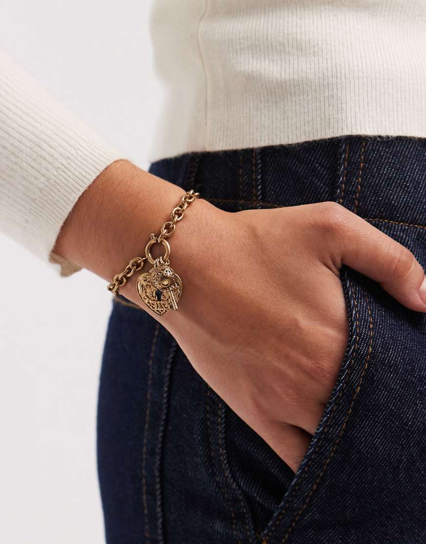 Accessorize - Armband in gebürsteter Goldoptik mit Herz- und Schlossanhänger-Goldfarben von Accessorize