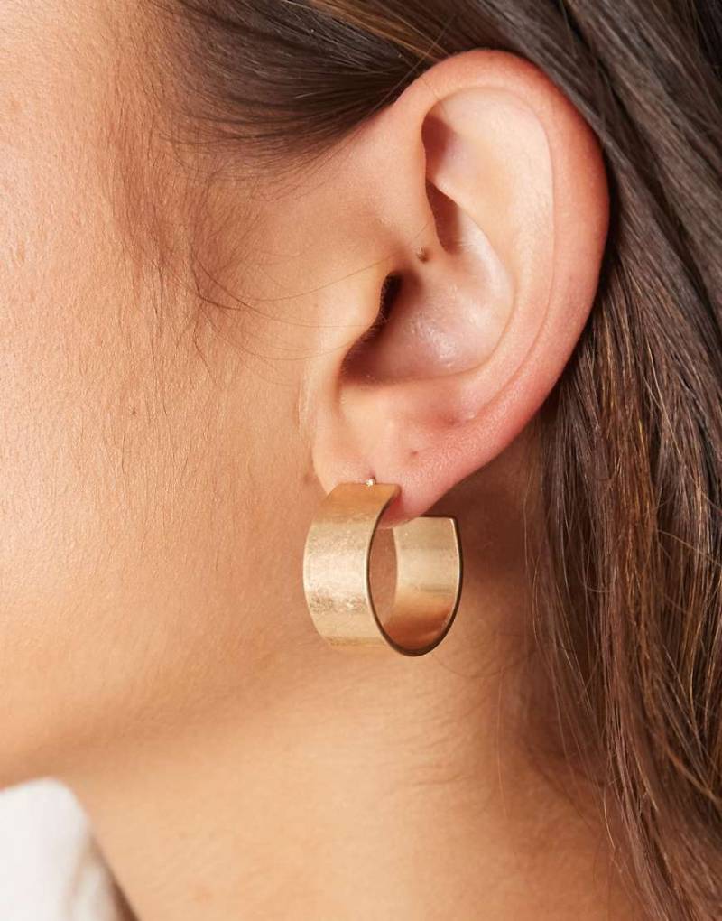 Accessorize - Breite, schlichte Creolen in Goldoptik mit gebürstetem Design-Goldfarben von Accessorize