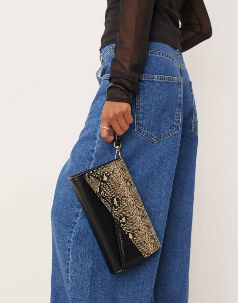 Accessorize - Bunte Handgelenktasche mit Schlangenmuster und Umschlag von Accessorize
