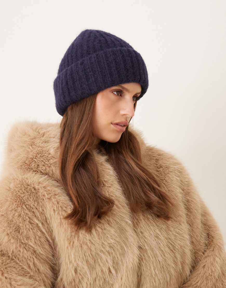 Accessorize - Flauschige Strickmütze in Marineblau von Accessorize