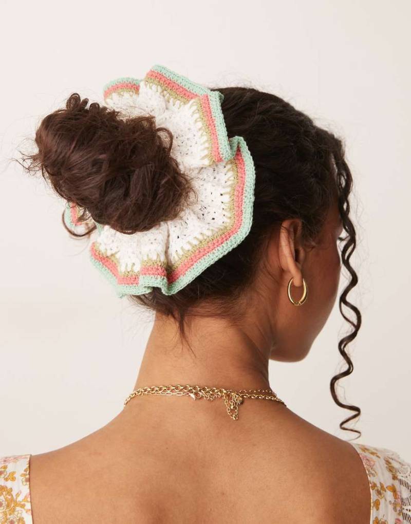 Accessorize - Gehäkeltes paspeliertes Scrunchie-Haargummi in mehreren Farben-Weiß von Accessorize