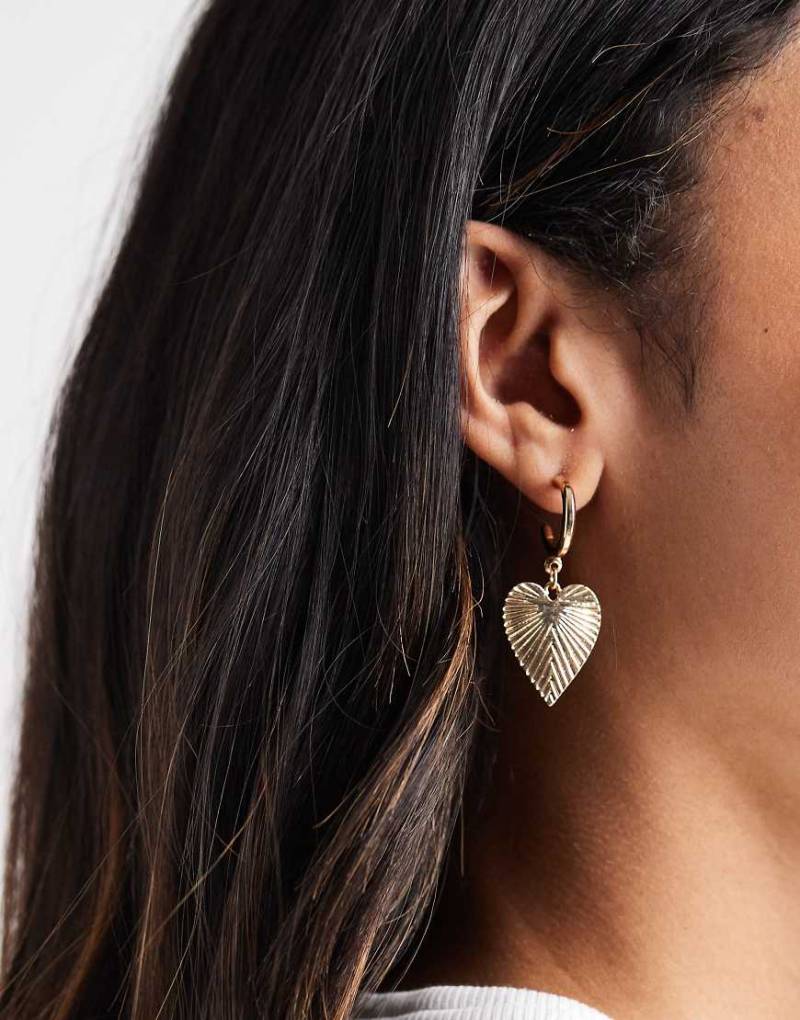 Accessorize - Goldfarbene Ohrringe mit Herzanhänger von Accessorize