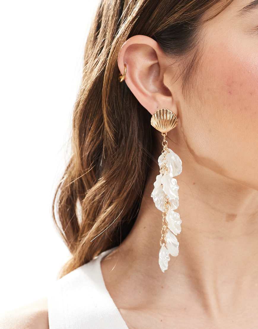 Accessorize - Goldfarbene Statement-Ohrhänger mit perlmuttfarbenen Muschelanhängern-Weiß Accessorize - Goldfarbene Statement-Ohrhänger mit perlmuttfarbenen Muschelanhängern-Weiß von Accessorize