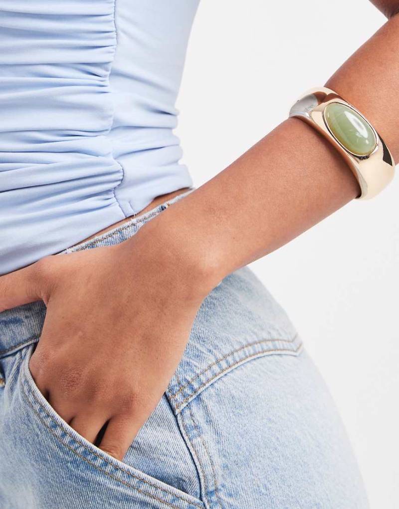 Accessorize - Goldfarbener Statement-Armreif mit grünem Schmuckstein von Accessorize