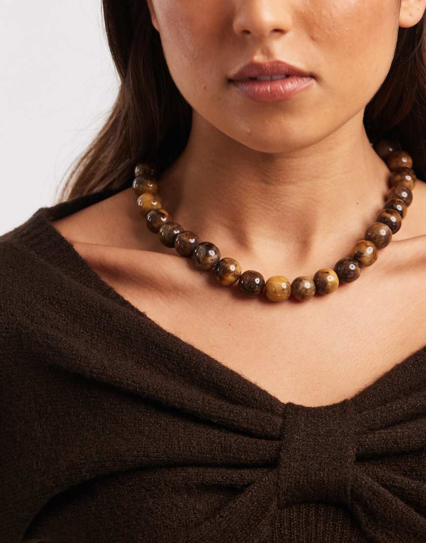 Accessorize - Halskette in Goldoptik mit Perlen aus Kunstharz in Braun-Brown von Accessorize