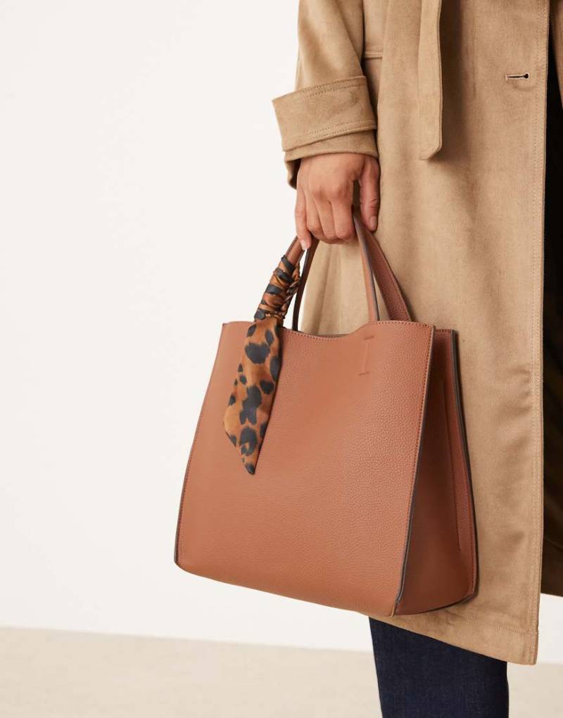 Accessorize - Kastige Handtasche in Hellbraun mit Schaldetail am Henkel mit Leopardenmuster von Accessorize