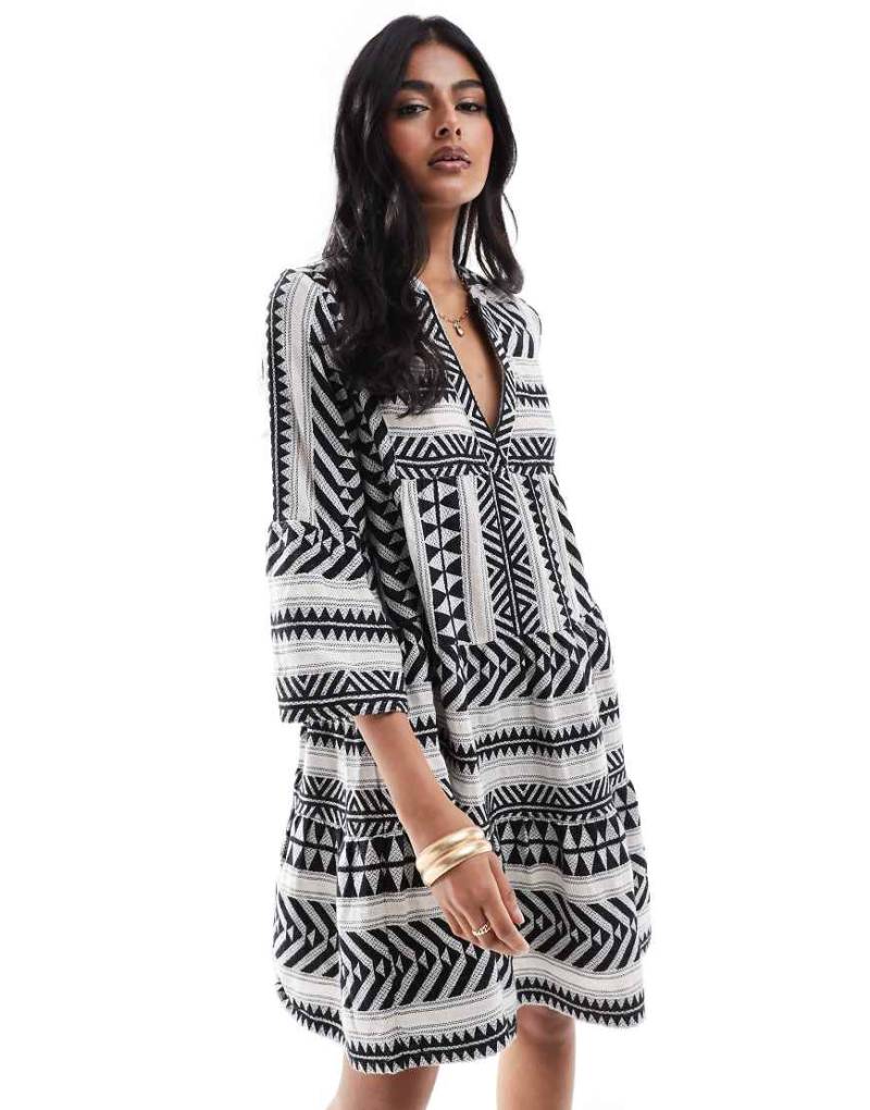 Accessorize - Kurzer Strandkaftan mit Azteken-Print in Dunkelbraun und Weiß von Accessorize