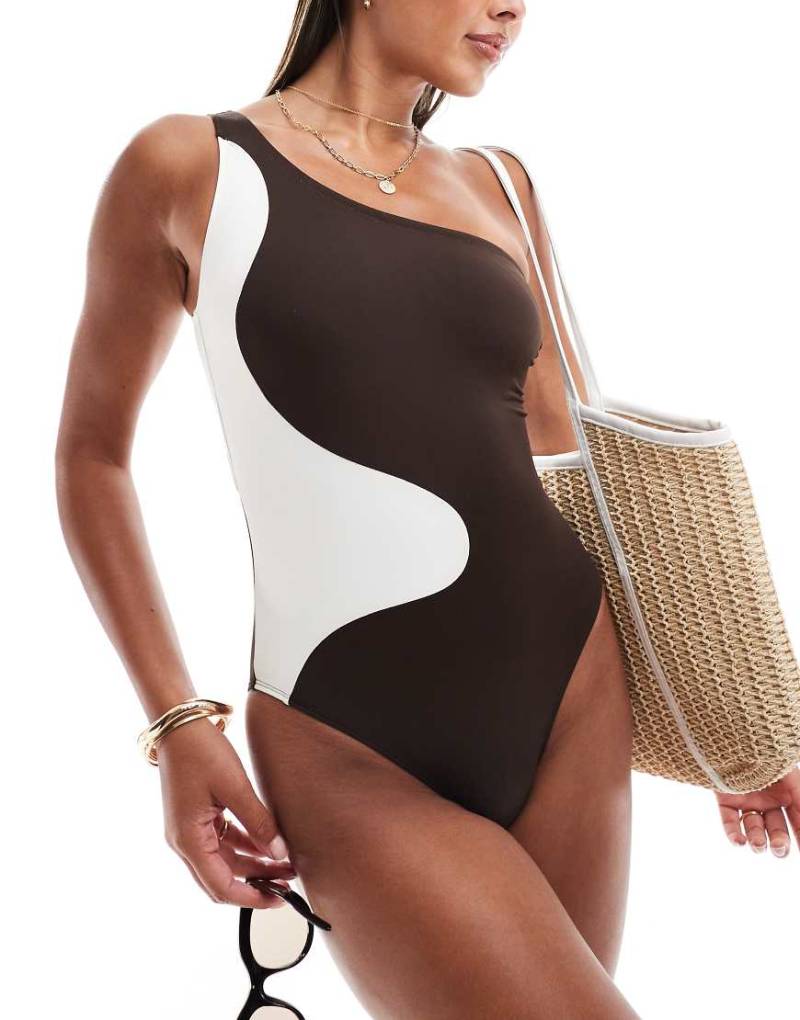 Accessorize - Monochromer One-Shoulder-Badeanzug mit Wirbelmuster in Braun und Cremeweiß-Schwarz von Accessorize