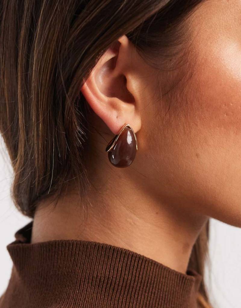 Accessorize - Ohrringe mit tropfenförmigen Anhängern aus Kunstharz in Schokobraun-Brown Accessorize - Ohrringe mit tropfenförmigen Anhängern aus Kunstharz in Schokobraun-Brown von Accessorize