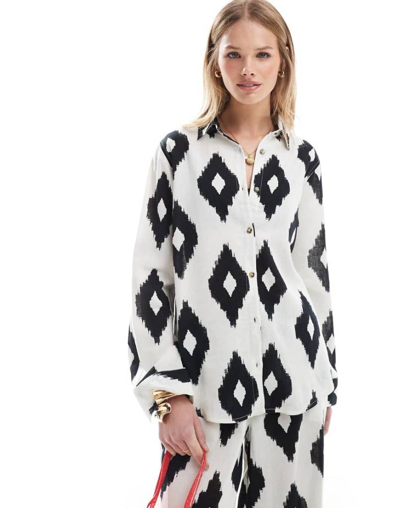 Accessorize - Oversize-Strandhemd in Weiß mit schwarzem Muster-Bunt von Accessorize