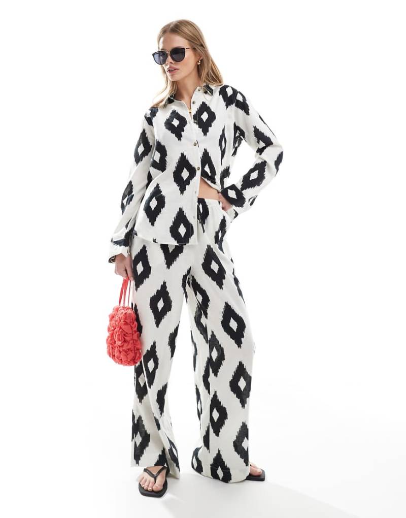 Accessorize - Oversize-Strandhose in Weiß mit schwarzem Muster-Bunt von Accessorize