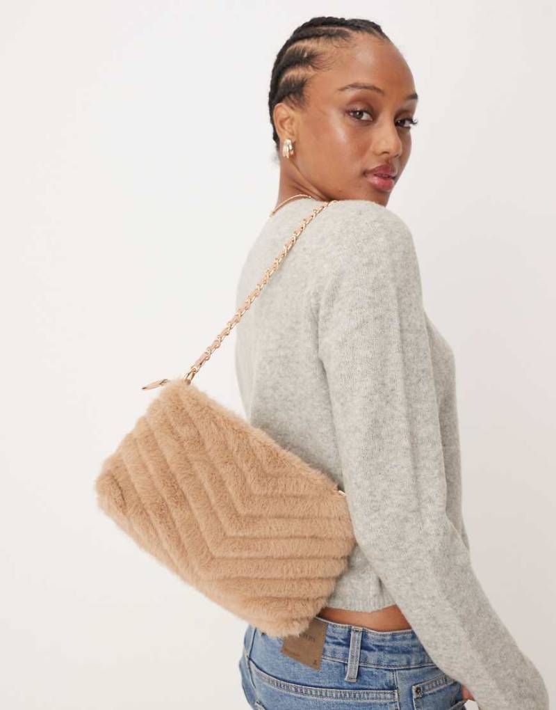 Accessorize - Schultertasche aus Kunstpelz in Beige mit Kettenriemen-Weiß von Accessorize