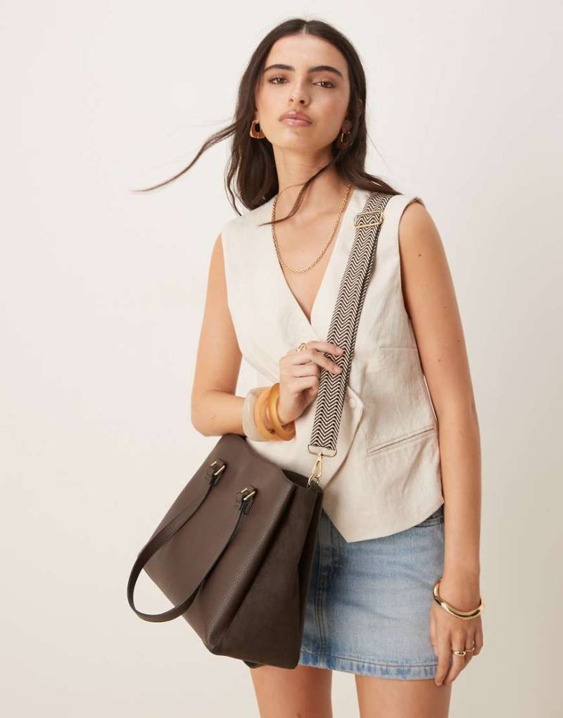 Accessorize - Schultertasche in Schokobraun mit Gurt und Wildlederimitat von Accessorize