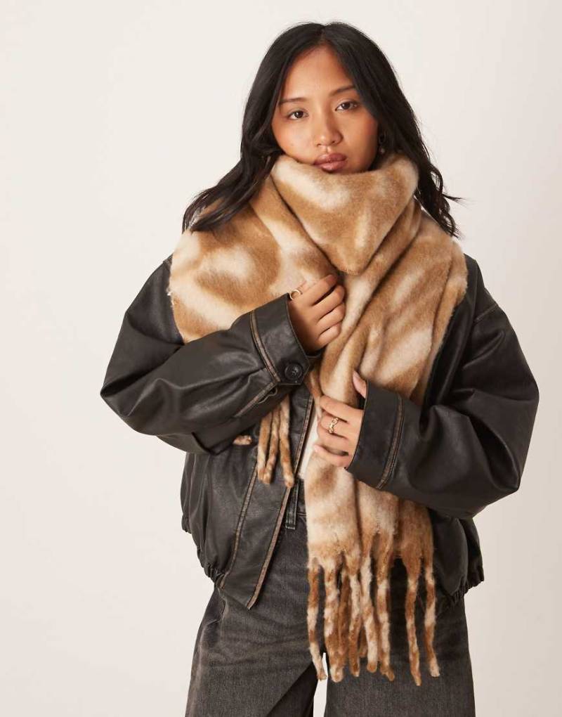 Accessorize - Sehr flauschiger Schal mit mehrfarbigem Tigermuster-Brown von Accessorize