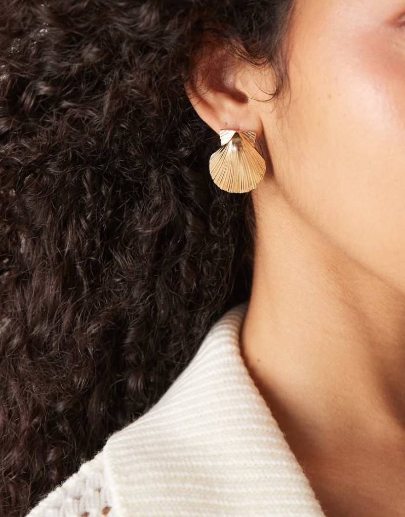 Accessorize - Statement-Ohrringe in goldfarbener Muschel-Optik von Accessorize
