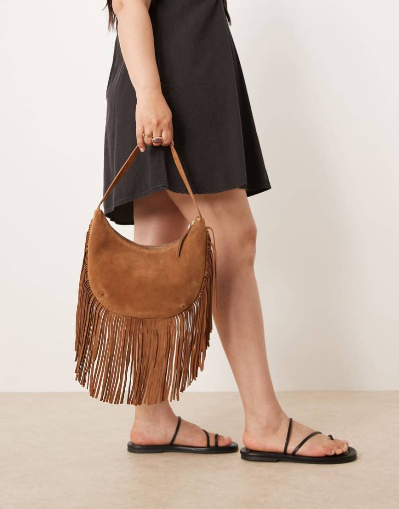 Accessorize - U-förmige Wildleder-Schultertasche in Hellbraun mit Fransen von Accessorize