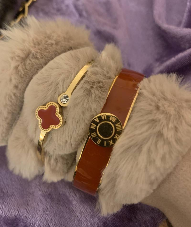 Angesagter Goldfarbener Armreif Mit Farbigen Akzenten von AccessoryAndBags