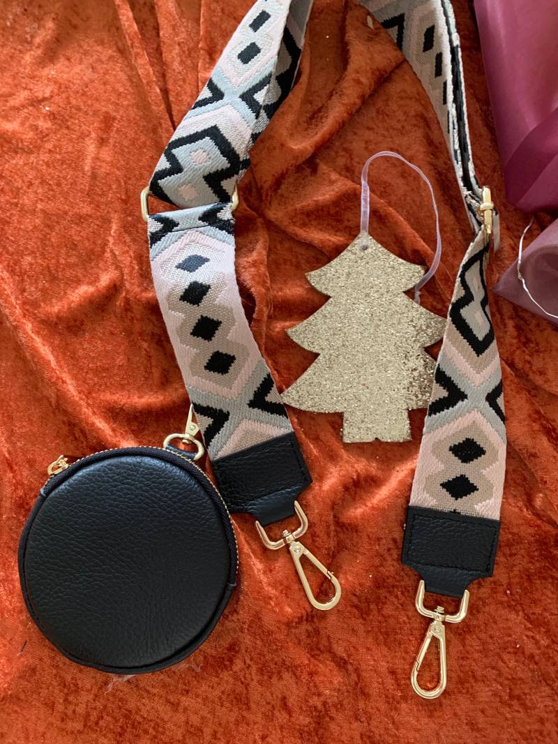 Geschenk-Set Wunderschöner Taschengurt Mit Goldenen Details Zu Verschiedenen Farben Und Geldbörse von AccessoryAndBags