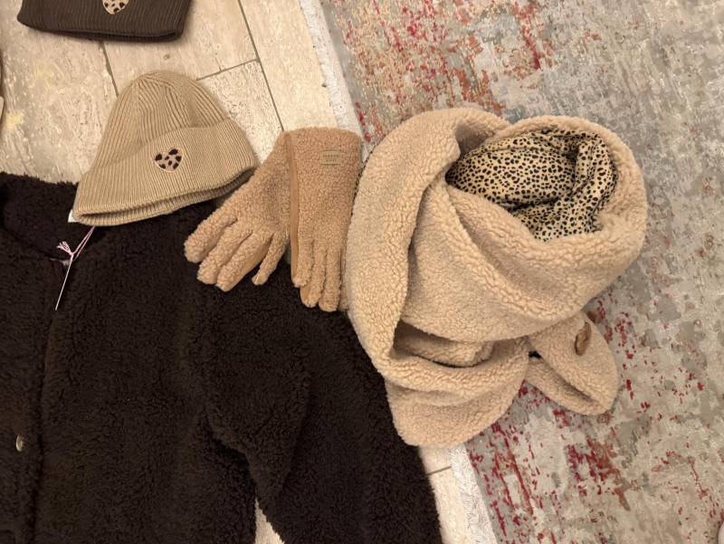 Großes Mega Flauschiges Leo Teddy Plüsch Dreieckstuch in Verschiedenen Farben von AccessoryAndBags