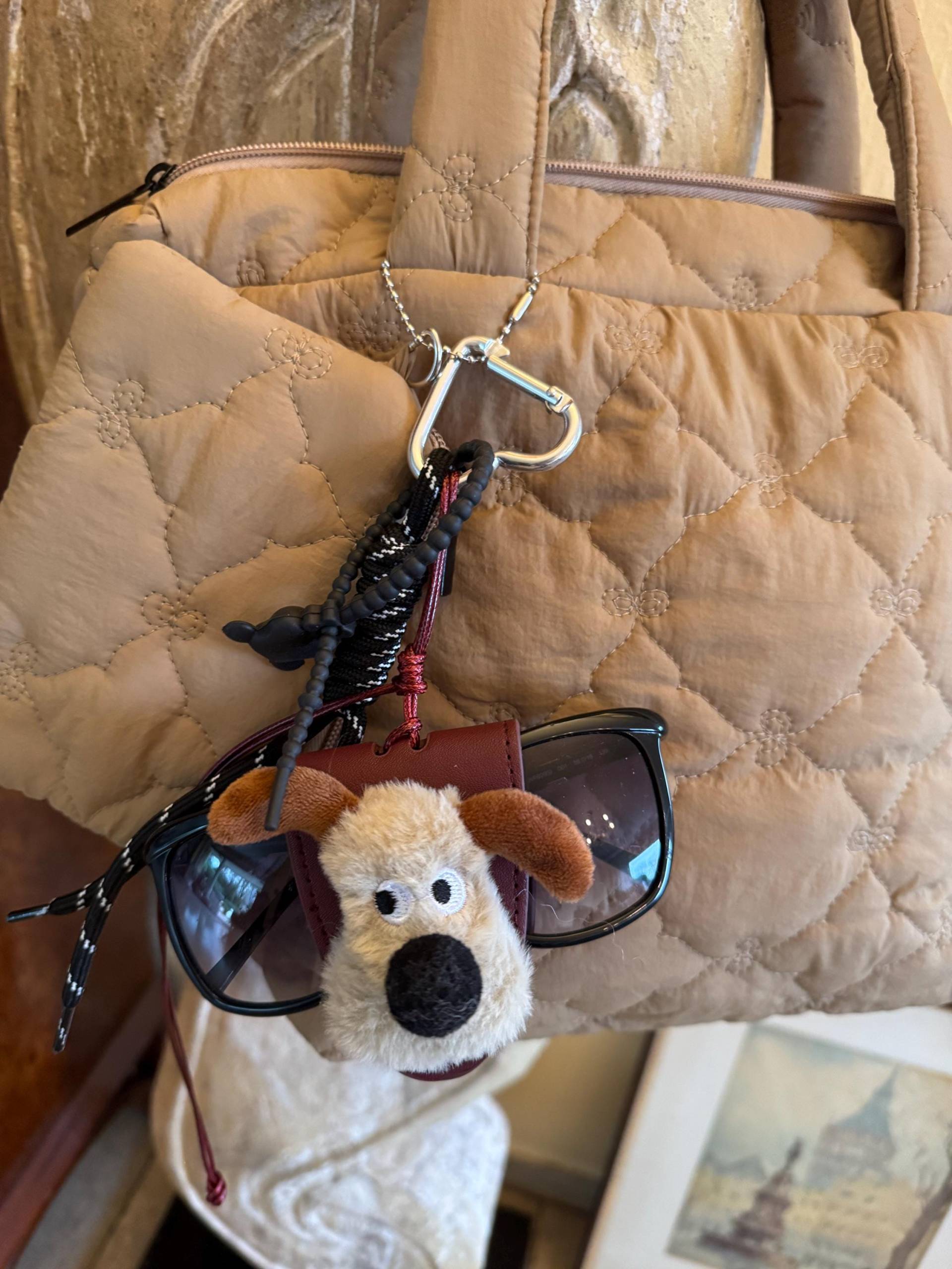 Hunde Taschenanhänger Aus Leder Mit Platz Für Die Sonnenbrille in Verschiedenen Motiven von AccessoryAndBags