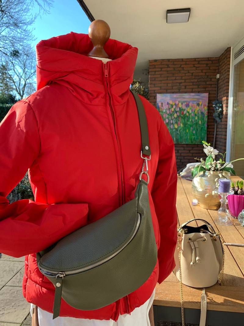 Kleine Xl Leder Umhängetasche Crossbody Bag in Verschiedenen Farben Optional Mit Zusätzlichem Taschengurt Zum Wechseln von AccessoryAndBags