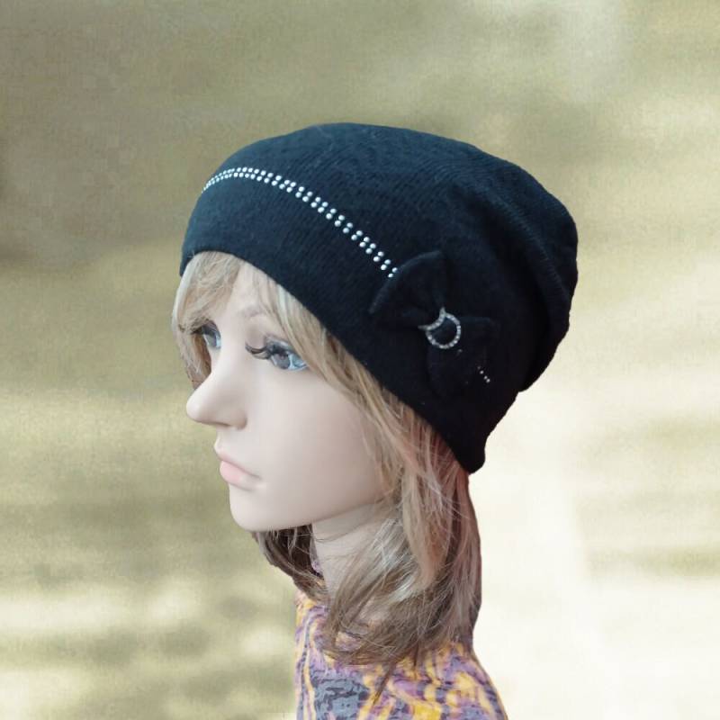 Handgestrickte Wollmütze Schwarze Boho-Mütze Mit Blumen-Detail von AccessoryArty