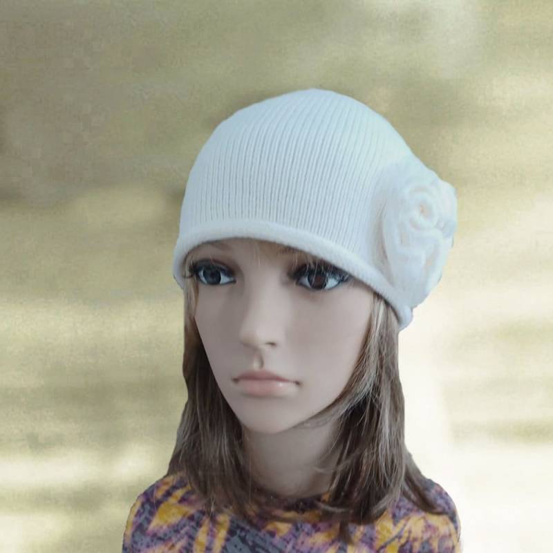 Handgestrickte Wollmütze Weiße Boho Mütze Mit Blume von AccessoryArty