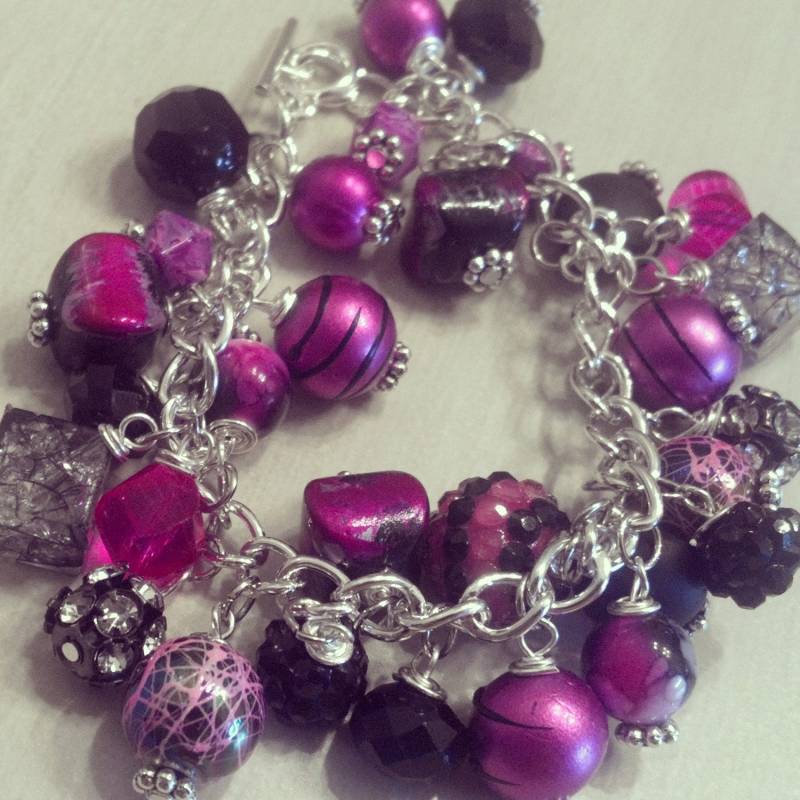 Armband Aus Magenta Und Schwarzen Perlen Armband Aus Magenta Und Schwarzen Perlen von AccessoryFever