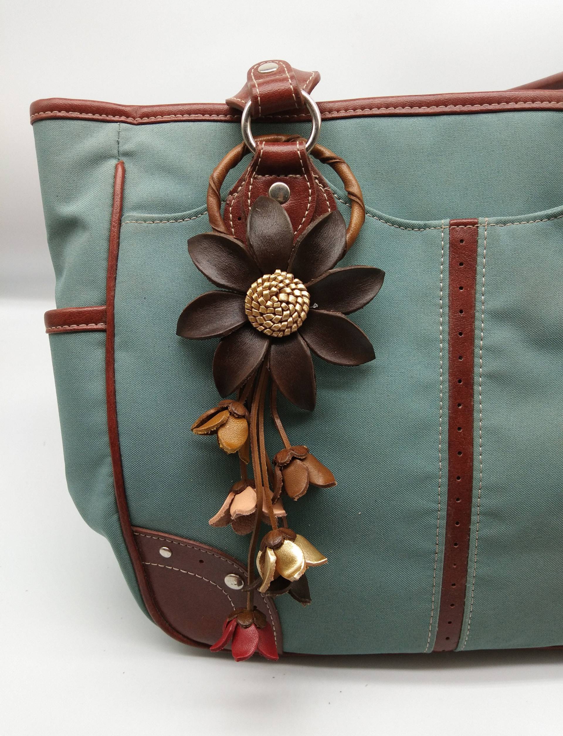 Blumen Sonne Big Braun Farbe Schlüsselanhänger Leder Echtes Taschenanhänger, Blumenhaken Echtleder Geldbörse Charme, Handtasche Reißverschluss Blumen Sonne Big Braun Farbe Schlüsselanhänger Leder Echtes Taschenanhänger, Blumenhaken Echtleder Geldbörse Charme, Handtasche Reißverschluss von AccessoryFlowerKey