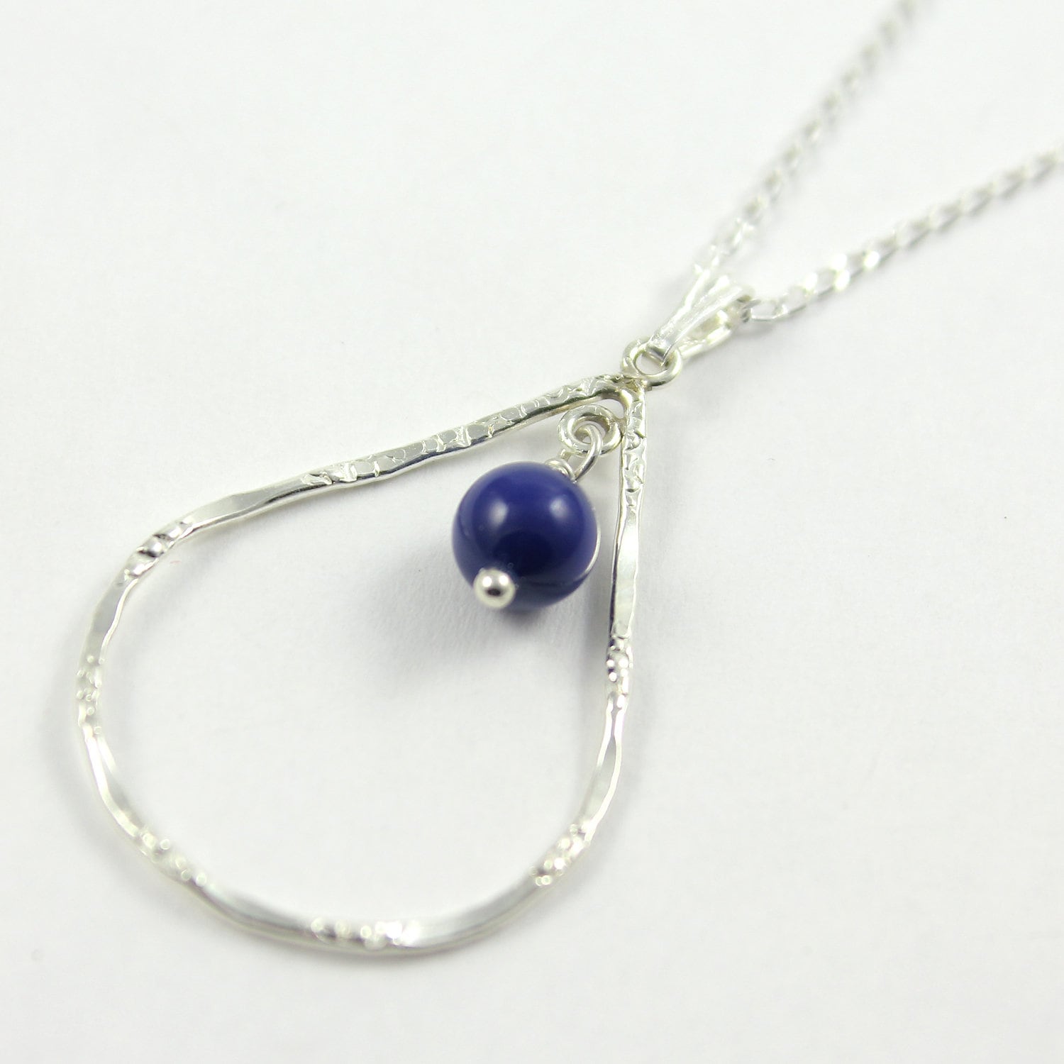 Teardrop Halskette Mit Swarovski Perle - Muttertagsgeschenk Gehämmerter Textured Anhänger Blue Dark Lapis Crystal Pearl von AccustomedJewelry