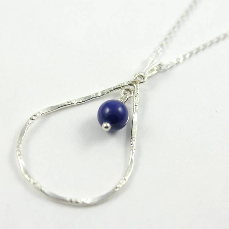 Teardrop Halskette Mit Swarovski Perle - Muttertagsgeschenk Gehämmerter Textured Anhänger Blue Dark Lapis Crystal Pearl von AccustomedJewelry