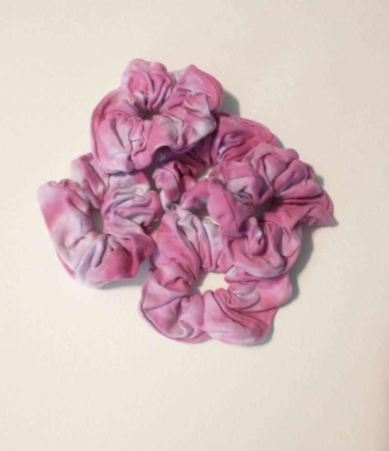 Rosa Krawattenfarbe Scrunchie von AcidicAesthetics