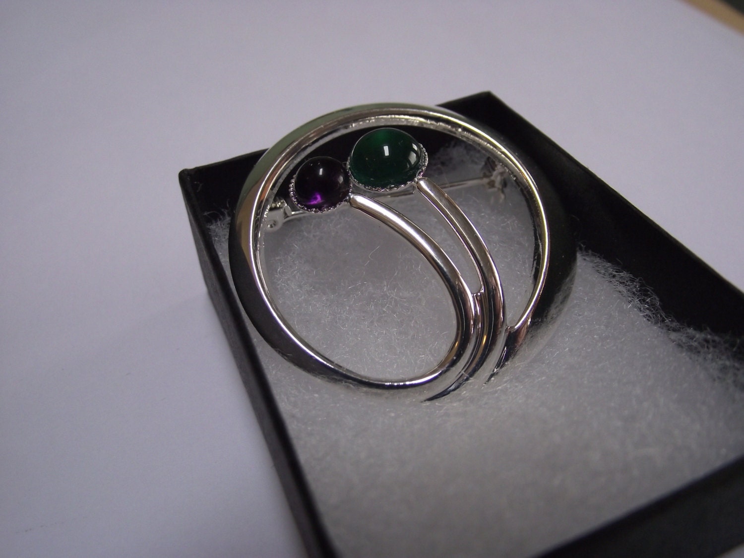 16 Art Deco Broschen Mit 8 Mm Grünem Achat Und 6 Lila Amethyst Cabochons von AcmeCufflinks