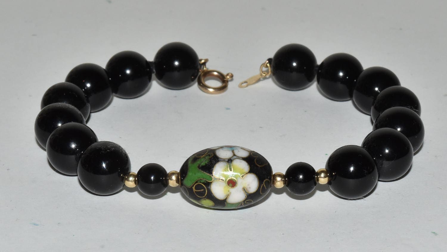 14K Gold Cloisonne & Black Onyx Handgeknüpfte Perlen Armband 8" Lang 14K Gold Cloisonne & Black Onyx Handgeknüpfte Perlen Armband 8" Lang von AcquiredAntiqueCo
