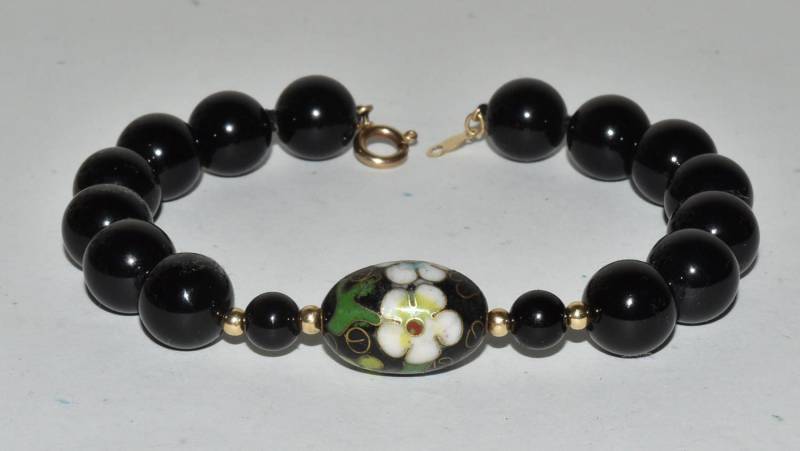14K Gold Cloisonne & Black Onyx Handgeknüpfte Perlen Armband 8" Lang 14K Gold Cloisonne & Black Onyx Handgeknüpfte Perlen Armband 8" Lang von AcquiredAntiqueCo