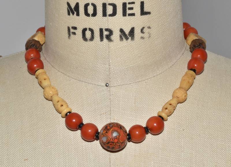 Vintage-Boho Verwirbelt Mutter Der Perle Inlay Knochen Holz Glasperlenkette Vintage-Boho Verwirbelt Mutter Der Perle Inlay Knochen Holz Glasperlenkette von AcquiredAntiqueCo