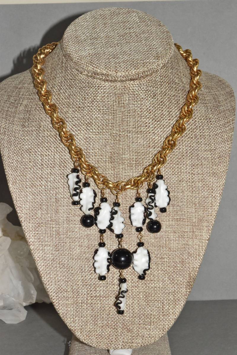 Vintage Glas Baumeln Bib Halskette Weiß Schwarz Perlen Dicke Gold Kette Vintage Glas Baumeln Bib Halskette Weiß Schwarz Perlen Dicke Gold Kette von AcquiredAntiqueCo