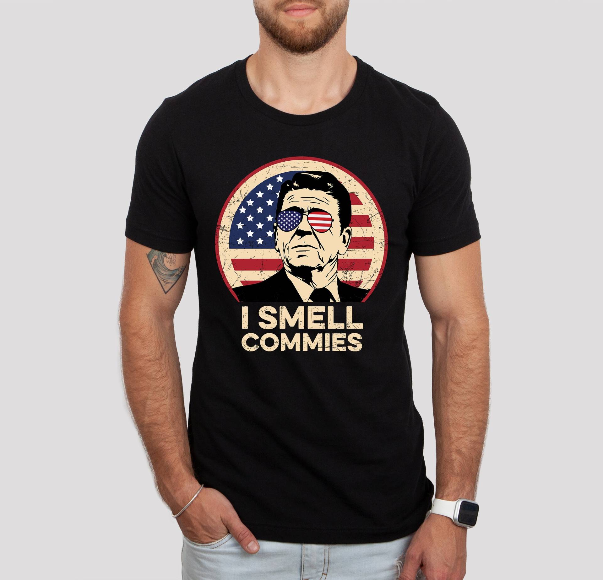 Retro Reagan Präsident Ich Rieche Kommunisten Vintage Distressed Antikommunismus Kurzarm Unisex T-Shirt Retro Reagan Präsident Ich Rieche Kommunisten Vintage Distressed Antikommunismus Kurzarm Unisex T-Shirt von AcroDesignStore