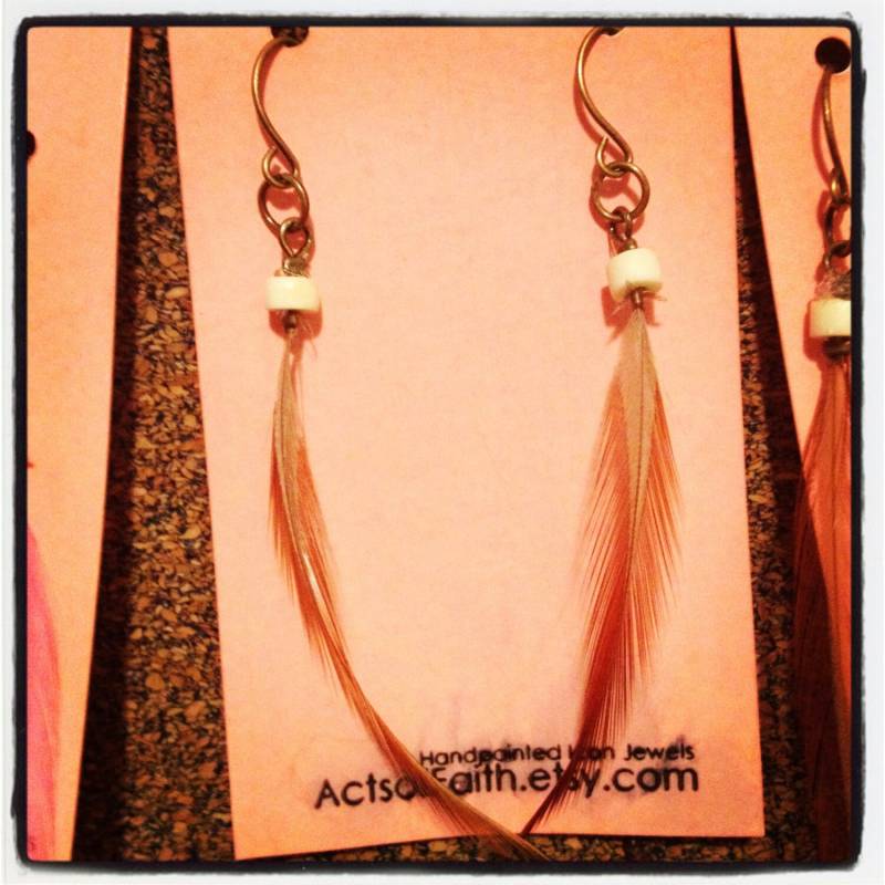 Braune Feder Ohrringe Elfenbein Perle Braune Feder Ohrringe Elfenbein Perle von ActsofFaith