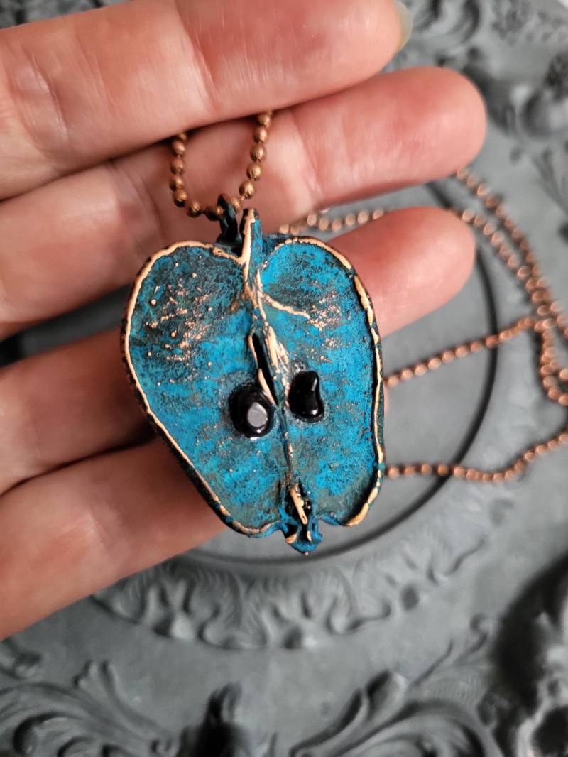 Kupfer Anhänger Mit Apfel Anhänger Blaue Patina, Granat Samen, Boho Schmuck von AcuLoveJewelryDesign