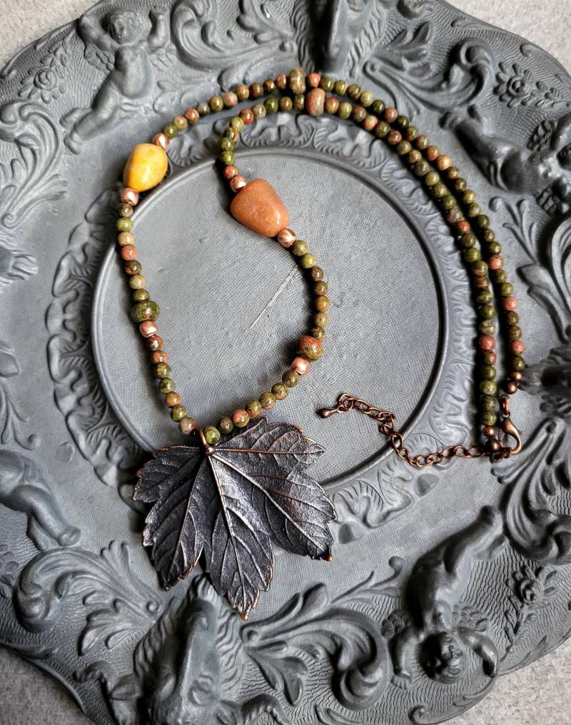 Elektrogeformter Kupferahornblatt Anhänger Unakit Stein Halskette von AcuLoveJewelryDesign