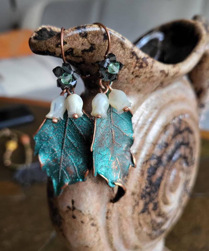 Elektrogeformtes Kupfer Blatt Ohrringe Perlmutt Blumen Anhänger Elektrogeformtes Kupfer Blatt Ohrringe Perlmutt Blumen Anhänger von AcuLoveJewelryDesign
