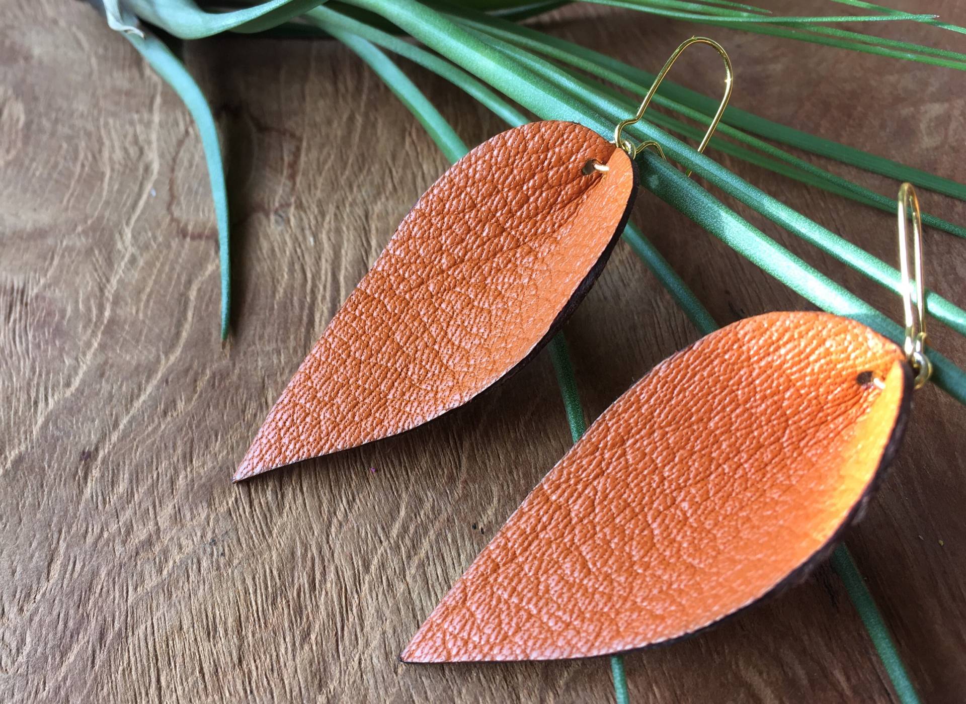 Folia - Blattförmige Ohrringe Aus Orangefarbenem | Mittelnarbigem Leder Mit Goldenen Schlaufen Großes Modell Folia - Blattförmige Ohrringe Aus Orangefarbenem | Mittelnarbigem Leder Mit Goldenen Schlaufen Großes Modell von AdLibitumCie