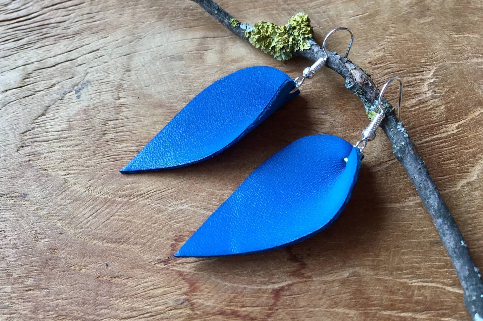 Folia - Blaue Blattohrringe Aus Leder Mit Silbernen Schlaufen Kleines Modell Folia - Blaue Blattohrringe Aus Leder Mit Silbernen Schlaufen Kleines Modell von AdLibitumCie