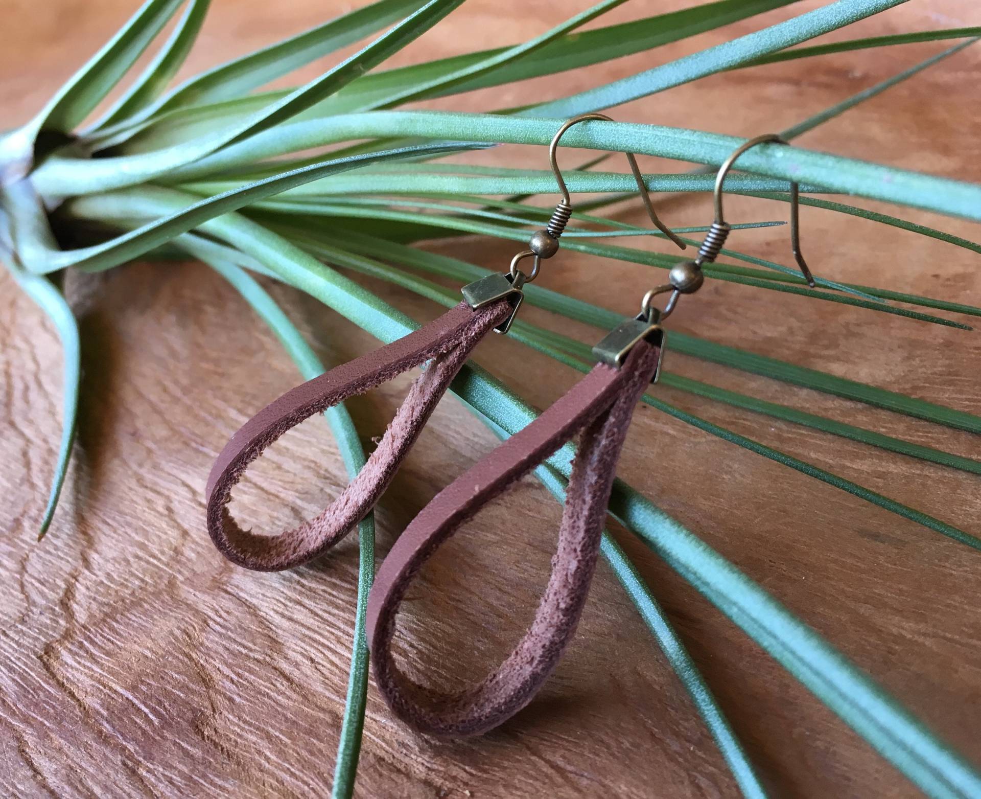 Loop 1 - Ohrringe Aus Braunem Leder Und Gealtertem Messing Loop 1 - Ohrringe Aus Braunem Leder Und Gealtertem Messing von AdLibitumCie